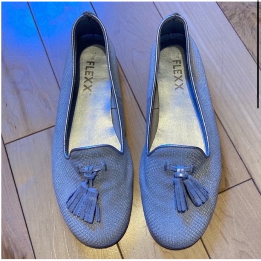 The FLEXX Miss Take white and silver gray flat loafer shoes size seven - Picture 2 of 7